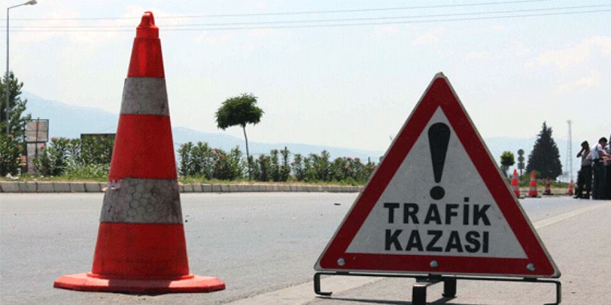İzmir’de park halindeki kamyona çarpan motosikletteki 1 kişi öldü, 1 kişi yaralandı