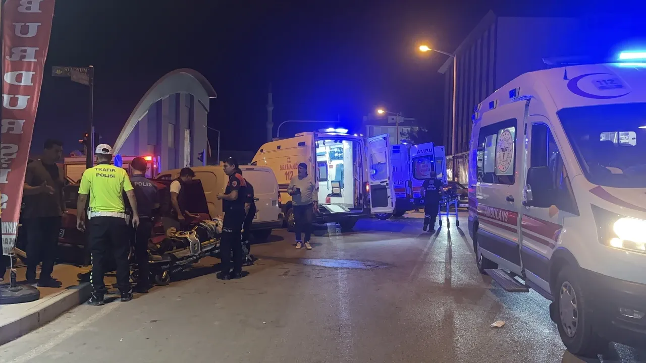 AFET & KAZA Burdur’da 3 aracın karıştığı kazada 1 kişi öldü, 4 kişi yaralandı
