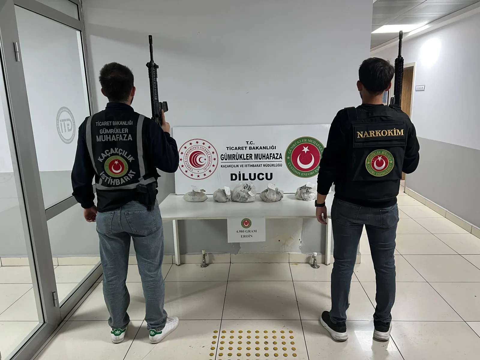 GÜNDEM Iğdır’da zehir tacirlerine büyük darbe! 4 kilo 980 gram eroin ele geçirildi GÜNDEM Iğdır’da zehir tacirlerine büyük darbe! 4 kilo 980 gram eroin ele geçirildi