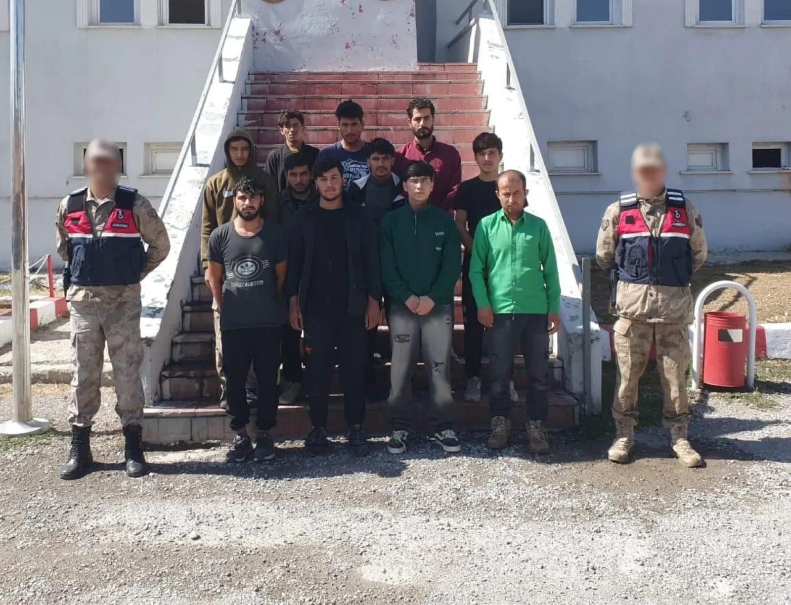 ASAYİŞ Bitlis’te Afganistan uyruklu 11 düzensiz göçmen yakalandı ASAYİŞ Bitlis’te Afganistan uyruklu 11 düzensiz göçmen yakalandı