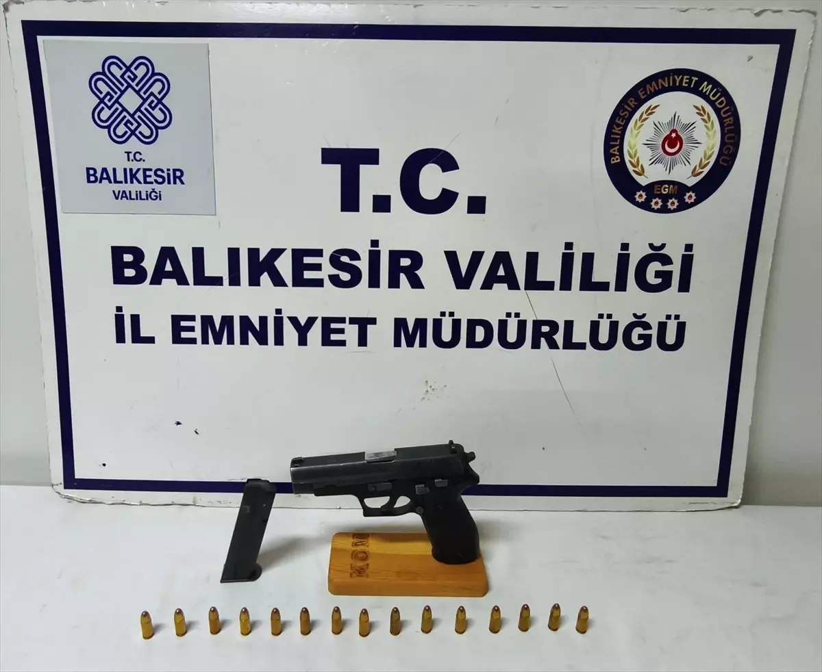Edremit’te Ruhsatsız Tabanca ve Mermi Ele Geçirildi Edremit’te Ruhsatsız Tabanca ve Mermi Ele Geçirildi