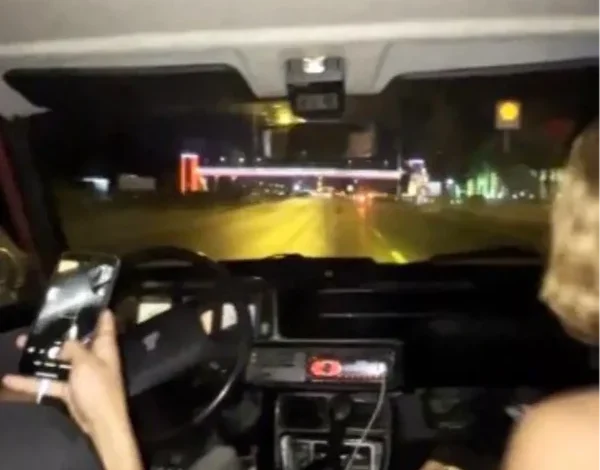Kocaeli’de Gençlerin Tehlikeli Trafik Yolculuğu Kamerada Kocaeli’de Gençlerin Tehlikeli Trafik Yolculuğu Kamerada