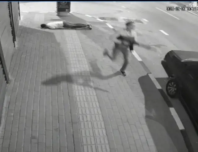 Kalabalığın arasına tüfekle dalıp husumetlisini silahla başından vurdu