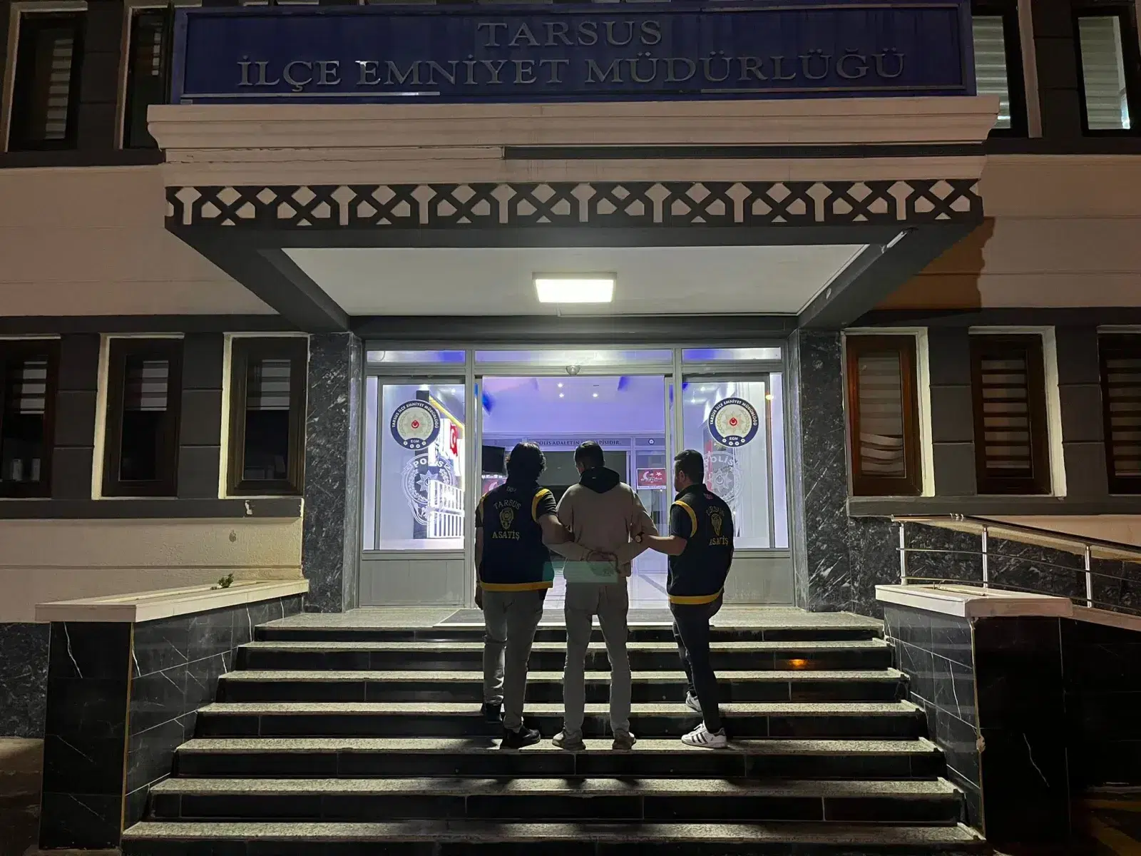 Mersin’de Park Halindeki Araçları Yakan Şüpheli Yakalandı Mersin’de Park Halindeki Araçları Yakan Şüpheli Yakalandı