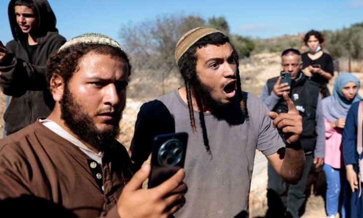 İsrailli Yerleşimciler Ramallah’ta Araçları Ateşe Verdi