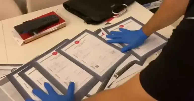 SON DAKİKA Kendilerini kamu görevlisi olarak tanıttılar 50 kişiyi 80 milyon lira dolandırdılar
