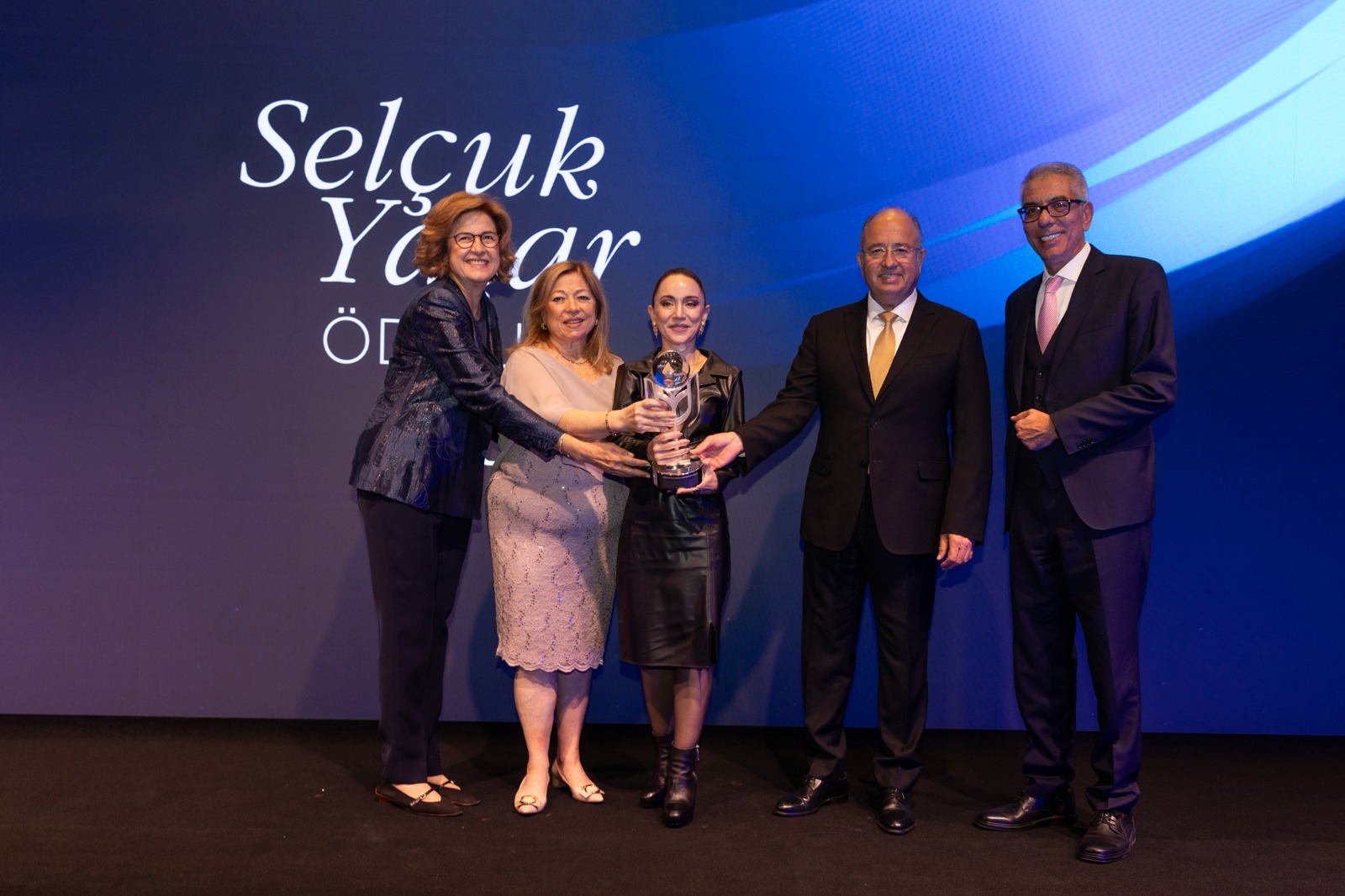 Selçuk Yaşar Ödülü Prof. Dr. Elif Uysal’a Verildi Selçuk Yaşar Ödülü Prof. Dr. Elif Uysal’a Verildi