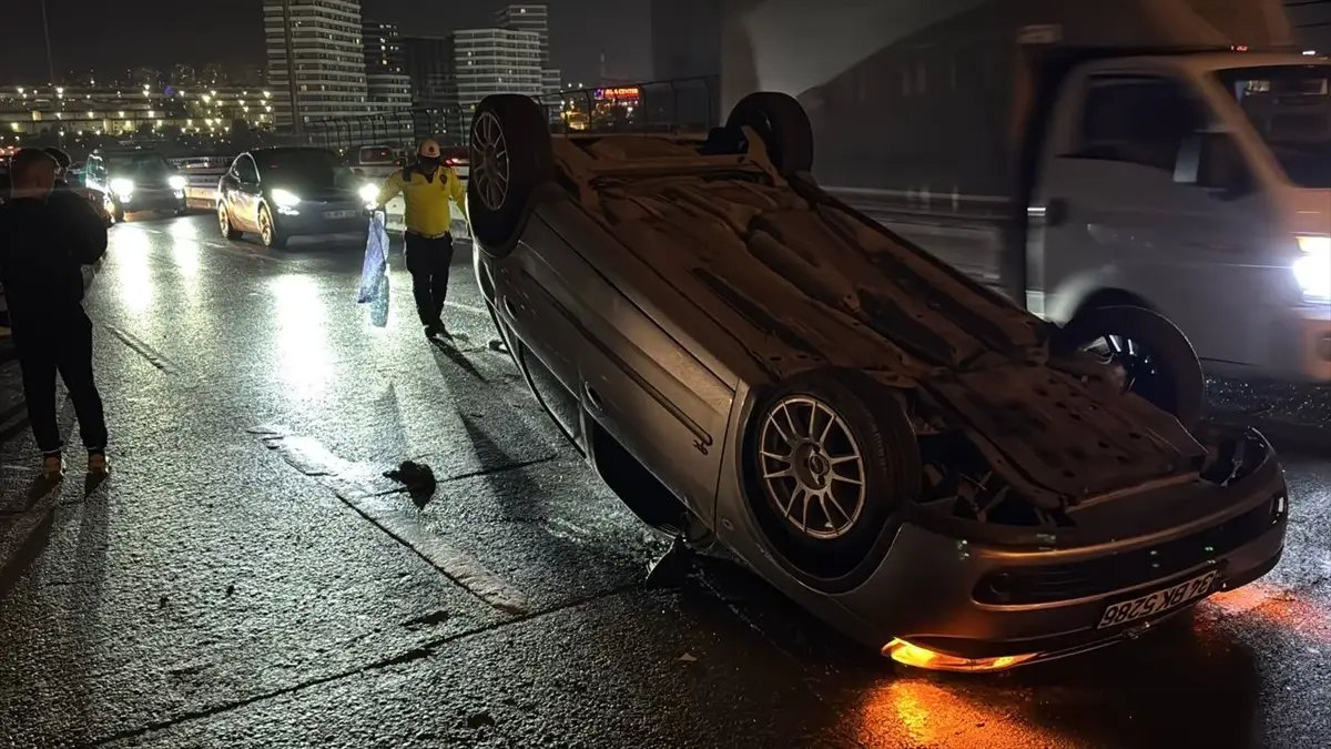 Bayrampaşa’da Üç Araçlı Zincirleme Trafik Kazası Bayrampaşa’da Üç Araçlı Zincirleme Trafik Kazası