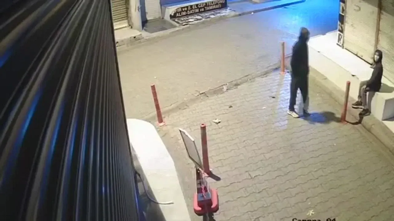 Seyhan’da Hırsızlık Olayında 2 Kardeş Tutuklandı Seyhan’da Hırsızlık Olayında 2 Kardeş Tutuklandı