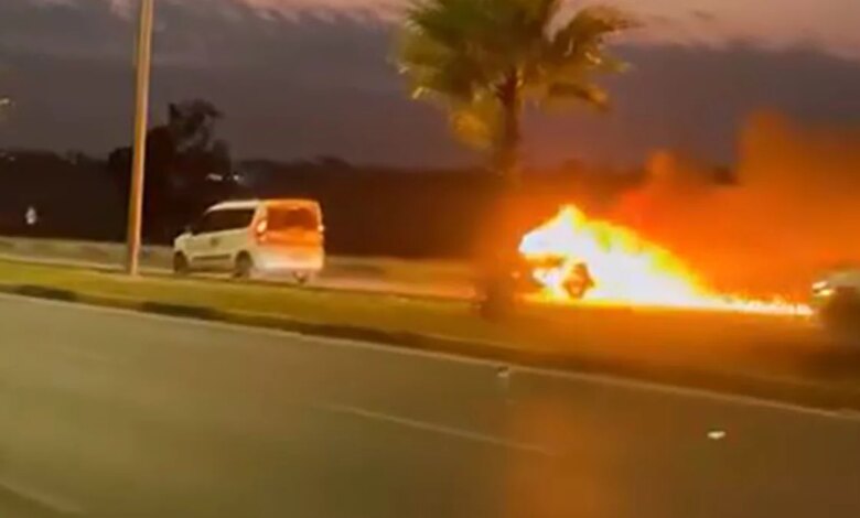 Adana’da Seyir Halindeki Otomobilde Yangın Çıktı