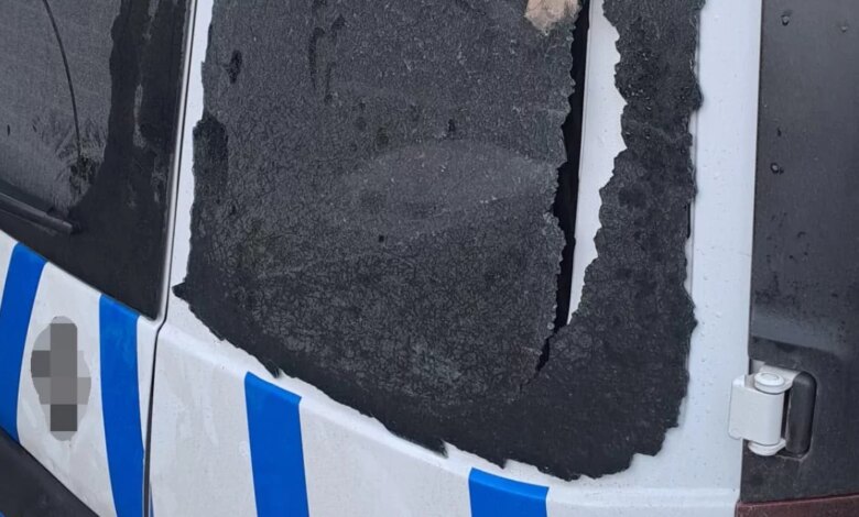 İzmir’de Polis Aracına Saldırı: Üç Kişi Gözaltına Alındı İzmir’de Polis Aracına Saldırı: Üç Kişi Gözaltına Alındı