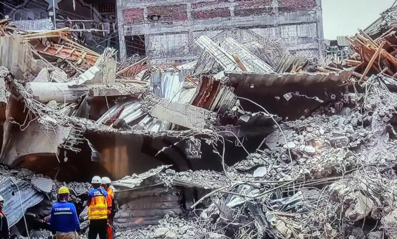 Endonezya’da İzinsiz Kat Çıkan Okul Binası Çöktü: 37