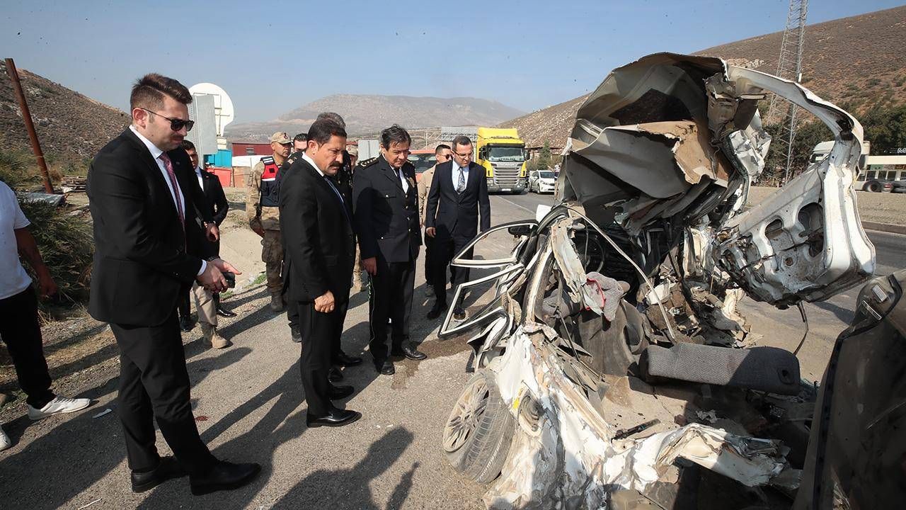 Hatay’da Kamyon Kazası: 6 Araçta Yaralılar Bulundu Hatay’da Kamyon Kazası: 6 Araçta Yaralılar Bulundu