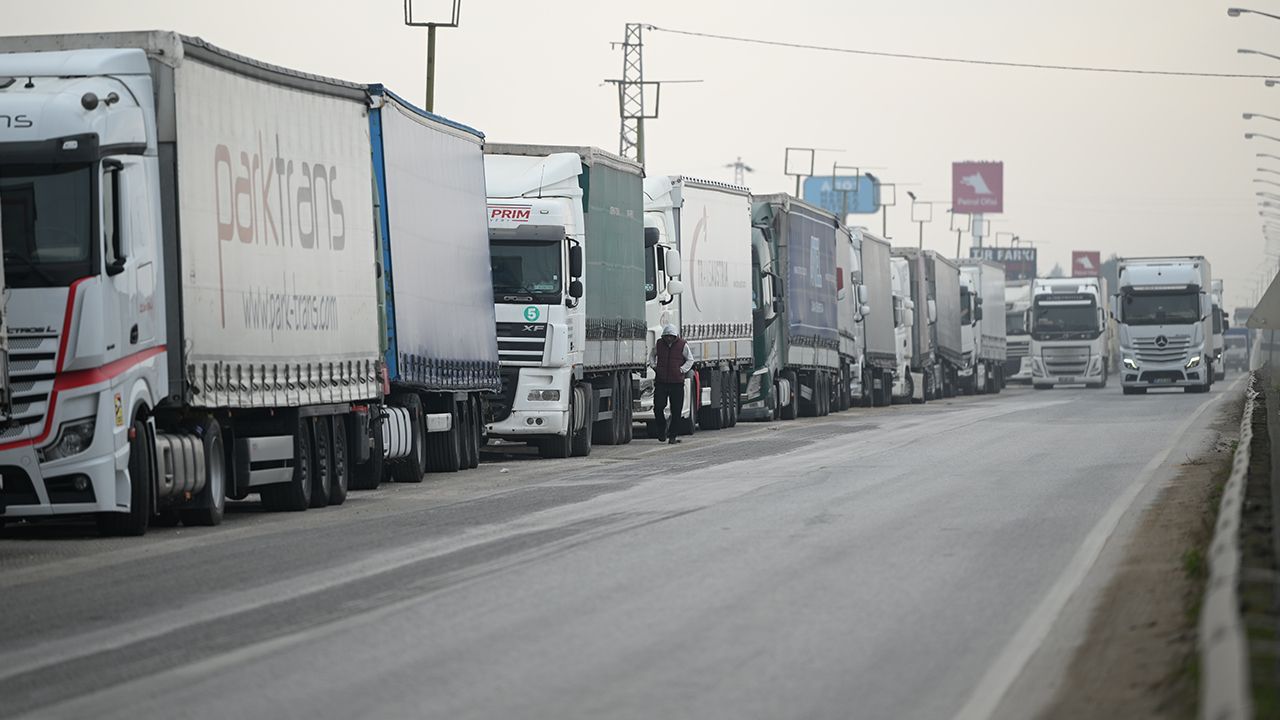 Kapıkule’de Tır Parkı Kapatıldı, Kuyruklar Oluştu