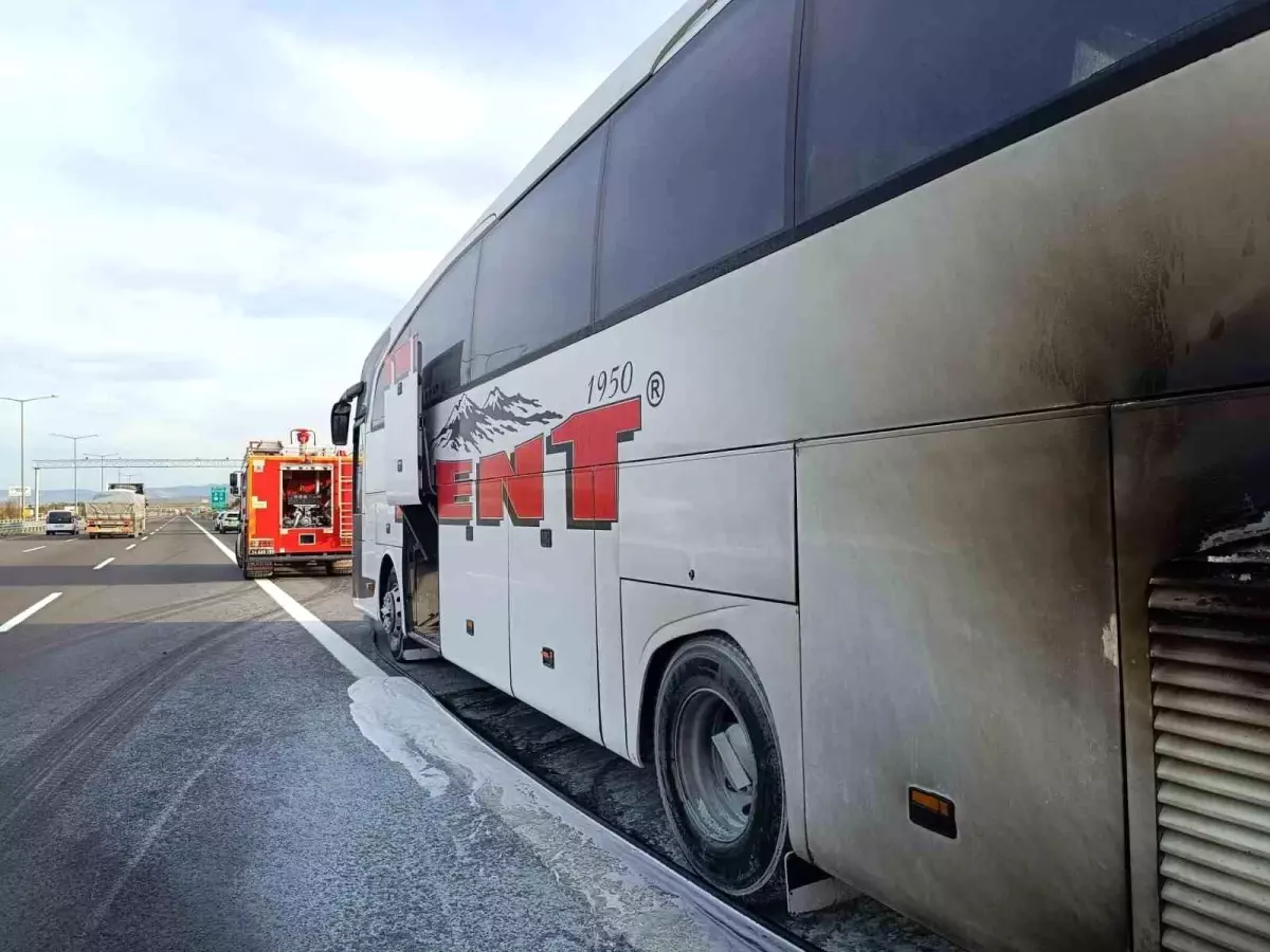 Bolu’da Yolcu Otobüsünde Yangın Çıktı Bolu’da Yolcu Otobüsünde Yangın Çıktı