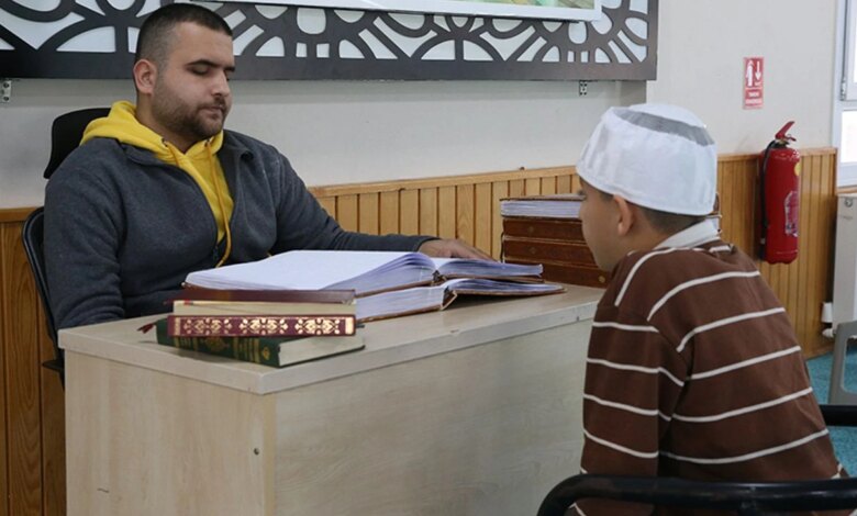 Görme Engelli Hafız, Öğrencileri Kur’an ile Tanıştırıyor